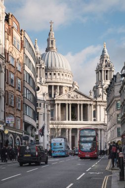 Yaklaşık Ocak, 2018 - Londra, İngiltere: St Paul Katedrali önünde trafik. Katedral Londra'da 1710 1962 365 ft (111 m, yüksekliği ile yüksek binası yapıldı.).
