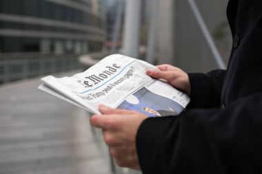 Paris, Fransa - Kasım 2016 yaklaşık: Le Monde dergisi. 1944 yayınlanan bir dünyanın en önemli ve yaygın olarak saygın gazete olduğunu.