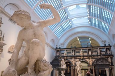 Ocak, 2018 yaklaşık - Londra, İngiltere: Victoria ve Albert Müzesi salonu heykel. V ve A müzesidir dünyanın en büyük Müzesi Dekoratif ve Tasarım sanat.