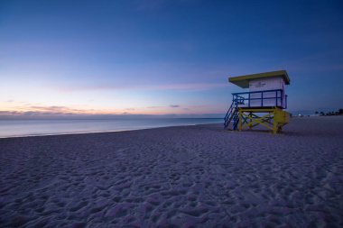 Cankurtaran Kulesi tipik renkli Art Deco tarzında, güneş, mavi gökyüzü ve Atlantik Okyanusu içinde belgili tanımlık geçmiş. Dünya ünlü seyahat konum. Miami beach, Florida. 