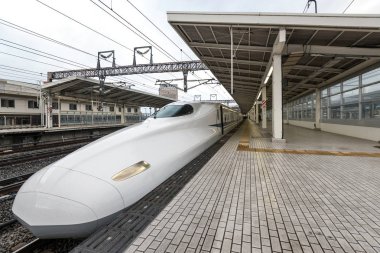 Kyoto, Japonya - Mart, 2017 yaklaşık: Shinkansen hızlı tren istasyonunda. Tokkaido Shinkansen her yıl 151 milyon yolcu taşıyan dünyanın en yoğun hızlı tren çizgidir.