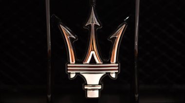 Bologna, İtalya - Aralık, 2017 yaklaşık: Maserati logosu yakın çekim.