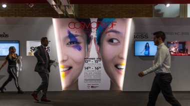Bologna, İtalya - 16 Mart 2018: Cosmoprof sergi, en büyük güzellik ve kozmetik sektöründe ticaret İtalya'da işaret.