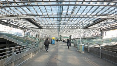 Torino, İtalya - Şubat, 2018 yaklaşık: Gezginler Torino Porta Susa tren istasyonu, şehrin ana merkez istasyonu ile.