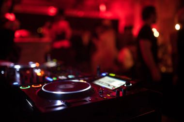 Karıştırıcı dj müzik bir parti. Sığ derinlik-in tarla. Having fun Club gece hayatı kavramı.