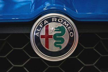 Bologna, İtalya - Aralık, 2017 yaklaşık: Alfa Romeo logosu yakın çekim.