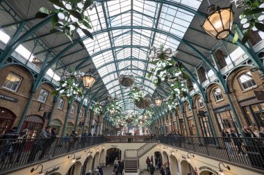 Yaklaşık Ocak, 2018 - Londra, İngiltere: Noel zamanı sırasında Covent Garden pazarının iç görünüm.