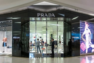 Bangkok, Tayland - 19 Kasım 2015: Prada mağaza sokakta. Prada S.p.A. Mario Prada tarafından 1913 yılında kurulan bir İtalyan lüks moda ev..