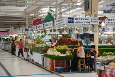 Bangkok, Tayland - 17 Kasım 2015: Veya Tor Kor Pazar iç görünüm. Veya Tor Kor Pazar taze gıda, meyve ve sebze için iyi bilinen bir yer. 
