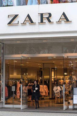 Tokyo, Japonya - Mart, 2017 yaklaşık: Zara mağazası. Zara İspanyol giyim ve aksesuarları perakendeci Arteixo, Galiçya, temel ve Amancio Ortega ve Rosalia Mera tarafından 1975 yılında kurulan olduğunu. 