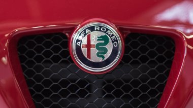 Bologna, İtalya - Aralık, 2017 yaklaşık: Alfa Romeo logosu yakın çekim.