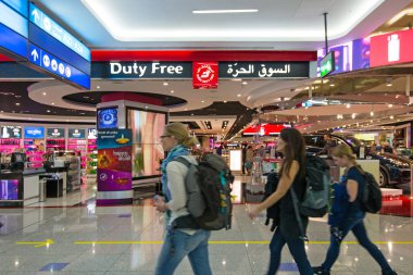 Dubai, Birleşik Arap Emirlikleri - 12 Kasım 2015: İnsanlar Duty free. Dubai Uluslararası Havaalanı, Dubai hizmet veren uluslararası bir havaalanıdır. Orta Doğu'daki bir büyük havayolu merkezidir.