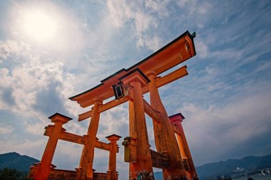 Torii kayan kapı Miyajima, Japonya.