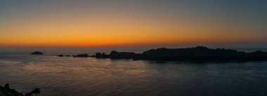 Pointe du Grouin güneş panoramik manzaraya. Batı Brittany, Fransa Atlantik uzanan kayalık, tehlikeli bir nokta. 
