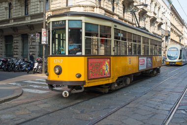 Milan, İtalya - Eylül 2016 yaklaşık: Tramvay sokakta. Milan tramvay ağ işleminde 1881 yılından bu yana, ağ şimdi 170 kilometre (110 mi) uzunluğunda. 