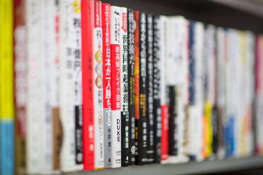 Tokyo, Japonya - Mart, 2017 yaklaşık: Kitap kitap mağaza içine detayını. 