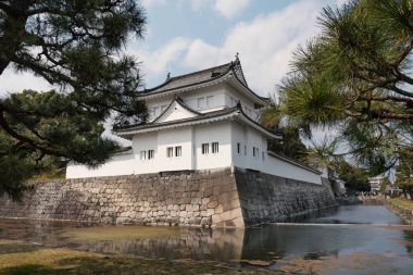 İmparatorluk Sarayı ve bu yansıma Tokyo, Japonya'da suda. İmparatorluk Sarayı Japon İmparatorluk günümüzde yaşadığı yer. 