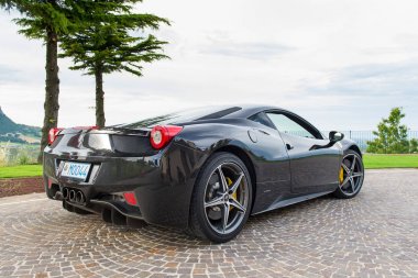 San Marino, İtalya - 21 Haziran 2016: Ferrari 458 arka görüş. Ferrari S.p.A., Enzo Ferrari tarafından 1939 yılında kurulan bir İtalyan spor otomobil üreticisidir. Açıklayıcı yazı işleri.