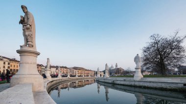 Padua, İtalya - 11 Şubat 2018: Prato della Valle kare Karnaval sırasında eğlenmek insanlar.