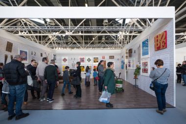 Bologna, İtalya - 2 Şubat 2018: İnsanlar Artefiera 2018 uluslararası sergi çağdaş sanat Bologna ziyaret.