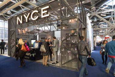 Bologna, İtalya - 16 Mart 2018: İnsanlar ziyaret Cosmoprof sergi, İtalya'da en büyük güzellik ve kozmetik sektöründe ticaret göstermek.