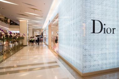Bangkok, Tayland - 19 Kasım 2015: Dior mağaza. Dior 1946 yılında eponymous Tasarımcısı Christian Dior tarafından kurulan bir Avrupa lüks mallar şirketidir.