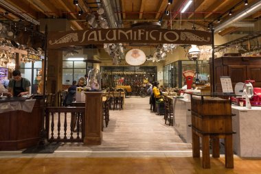 Bologna, İtalya - Aralık, 2017 yaklaşık: Salumificio Fico Eataly dünya, Bologna, yer alan içinde dünyanın en büyük agrofood Parkı restoranıdır. İç görünüm.