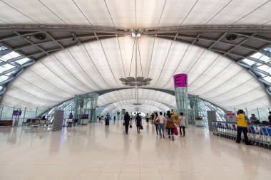 Bangkok, Tayland - 20 Kasım 2015: Suvarnabhumi Uluslararası Havaalanı iç görünüm. Suvarnabhumi resmen sınırlı iç uçuş hizmeti için 15 Eylül 2006 tarihinde açıldı.