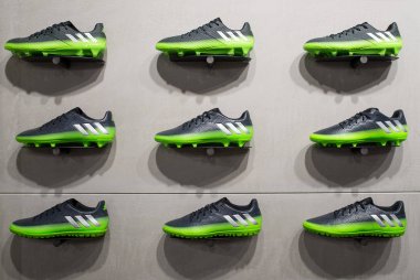 Paris, Fransa - Kasım 2016 yaklaşık: Fuar Adidas spor ayakkabı... Adidas s tasarlayan ve üreten bir Alman çok uluslu şirket spor giyim ve aksesuarları.