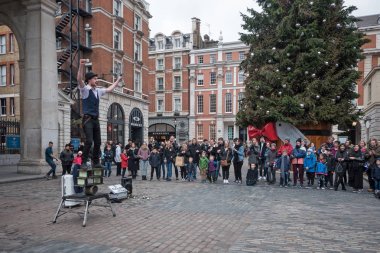 Yaklaşık Ocak, 2018 - Londra, İngiltere: Noel zamanı sırasında Covent Garden Market önünde bıçak hokkabaz.