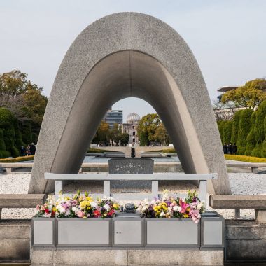 HIROSHIMA, JAPONYA - CIRCA MARCH, 2017: Hiroşima Barış Anıt Parkı 'ndaki Atom Bombası Kurbanları Cenotaph. 