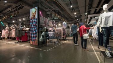 Berlin, Almanya - Temmuz, 2017 yaklaşık: Alexanderplatz PRIMARK deposunun iç görünüm. PRIMARK bir İrlandalı giyim perakendeci, piyasaya düşük maliyetli sonunda giyim şirketi satar.