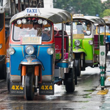 Bangkok, Tayland - 13 Kasım 2015: Geleneksel Tuk Tuk sokakta. Otomatik rickshaws sıkışık Bangkok caddeleri civarında almanın en hızlı yolu vardır. 