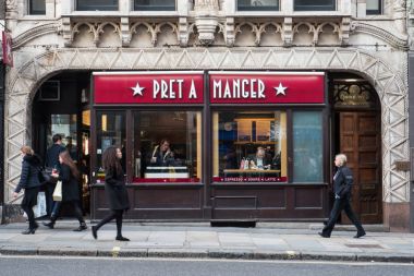 Ocak, 2018 yaklaşık - Londra, İngiltere: İnsanların Pret A Manger restoran önünde. Pret A Manger bir İngiliz sandviç perakende zinciri, ilk Dükkanı Jeffrey Hyman tarafından 1984 yılında Londra'da açıldı.