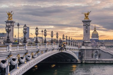 Seine Nehri üzerinde gün batımında Pont Alexandre III. Bir Fransız başkentinin ana tarihsel konumlar. Paris, Fransa. Yüksek dinamik alan görüntü.