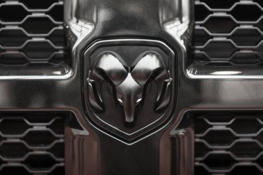 Bologna, İtalya - Aralık, 2017 yaklaşık: Dodge logosu yakın çekim.