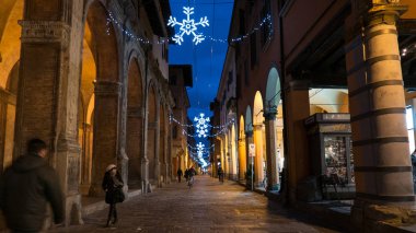 Bologna, İtalya - yaklaşık Aralık, 2018: Sokak görünümü alacakaranlıkta Noel dekorasyonu ile şehrin. Strada Maggiore.