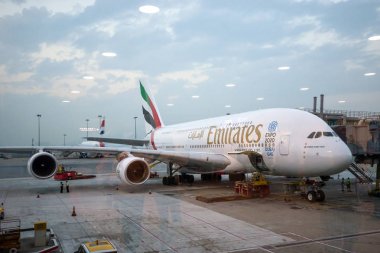 Bangkok, Tayland - 20 Kasım 2015: Emirlikleri Airbus A380 Suvarnabhumi Uluslararası Havaalanı. Suvarnabhumi resmen sınırlı iç uçuş hizmeti için 15 Eylül 2006 tarihinde açıldı.