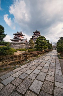 Fushimi kale manzaralı dramatik bulutlu gökyüzü ile. Kyoto, Japonya. 