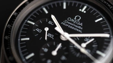 Bologna, İtalya - 12 Ekim 2017: Omega Speedmaster Professional izle. Omega saatler 19 yüzyıldan beri oluşturma ve ayın ilk nöbet yapıldı. Açıklayıcı yazı işleri. Sığ dof