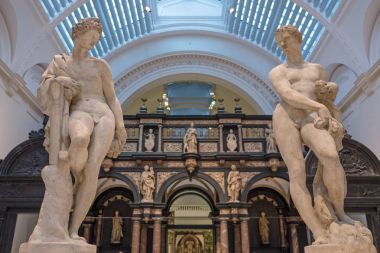 Ocak, 2018 yaklaşık - Londra, İngiltere: Victoria ve Albert Müzesi salonu heykeller. V ve A müzesidir dünyanın en büyük Müzesi Dekoratif ve Tasarım sanat.