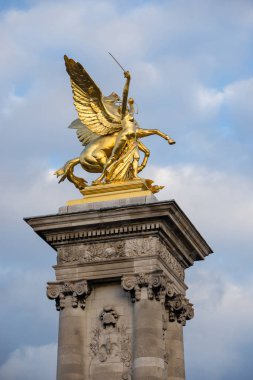 Altın heykel Pont Alexandre III. Bir Fransız başkentinin ana tarihsel konumlar. Paris, Fransa. Yüksek dinamik alan görüntü.