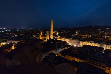 Bologna çatılar, gece Asinelli ve Garisenda Kuleli panoramik manzaralı. İtalya.