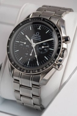 Bologna, İtalya - 12 Ekim 2017: Omega Speedmaster Professional izle. Omega saatler 19 yüzyıldan beri oluşturma ve ayın ilk nöbet yapıldı. Açıklayıcı yazı işleri.
