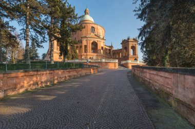 San Luca kutsal mavi gökyüzü ile güneşli bir günde. Bologna, İtalya.