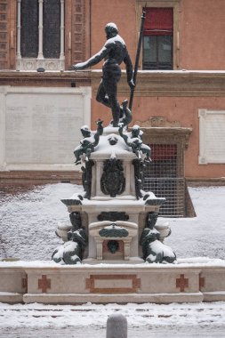 Neptün Çeşmesi karla kaplı. Bologna, İtalya.