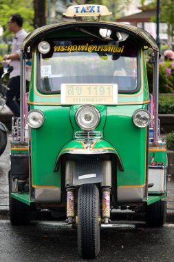 Bangkok, Tayland - 13 Kasım 2015: Geleneksel Tuk Tuk sokakta park edilmiş. Otomatik rickshaws sıkışık Bangkok caddeleri civarında almanın en hızlı yolu vardır. 