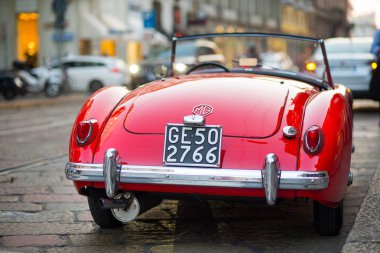 Milan, İtalya - Eylül 2016 yaklaşık: Mg Mga vintage kırmızı araba sokakta park edilmiş. Arka görüş. 1920'lerde başlamış bir İngiliz spor otomobil üreticisi mg arabadır. 