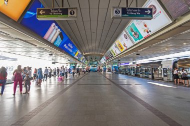 Bangkok, Tayland - 19 Kasım 2015: Giriş Bangkok toplu taşıma sistemi (Bts) Tayland tren. Fazla 600.000 yolcu Skytrain günlük binmek.