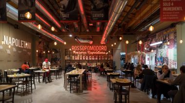 Bologna, İtalya - Aralık, 2017 yaklaşık: Rossopomodoro Fico Eataly dünya, Bologna, yer alan içinde dünyanın en büyük agrofood Parkı restoranıdır. İç görünüm.